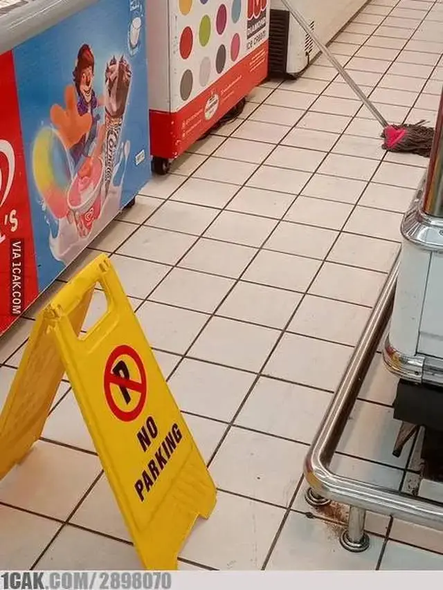 10 Potret Kocak Penanda Lantai Licin Ini Bikin Tepuk Jidat