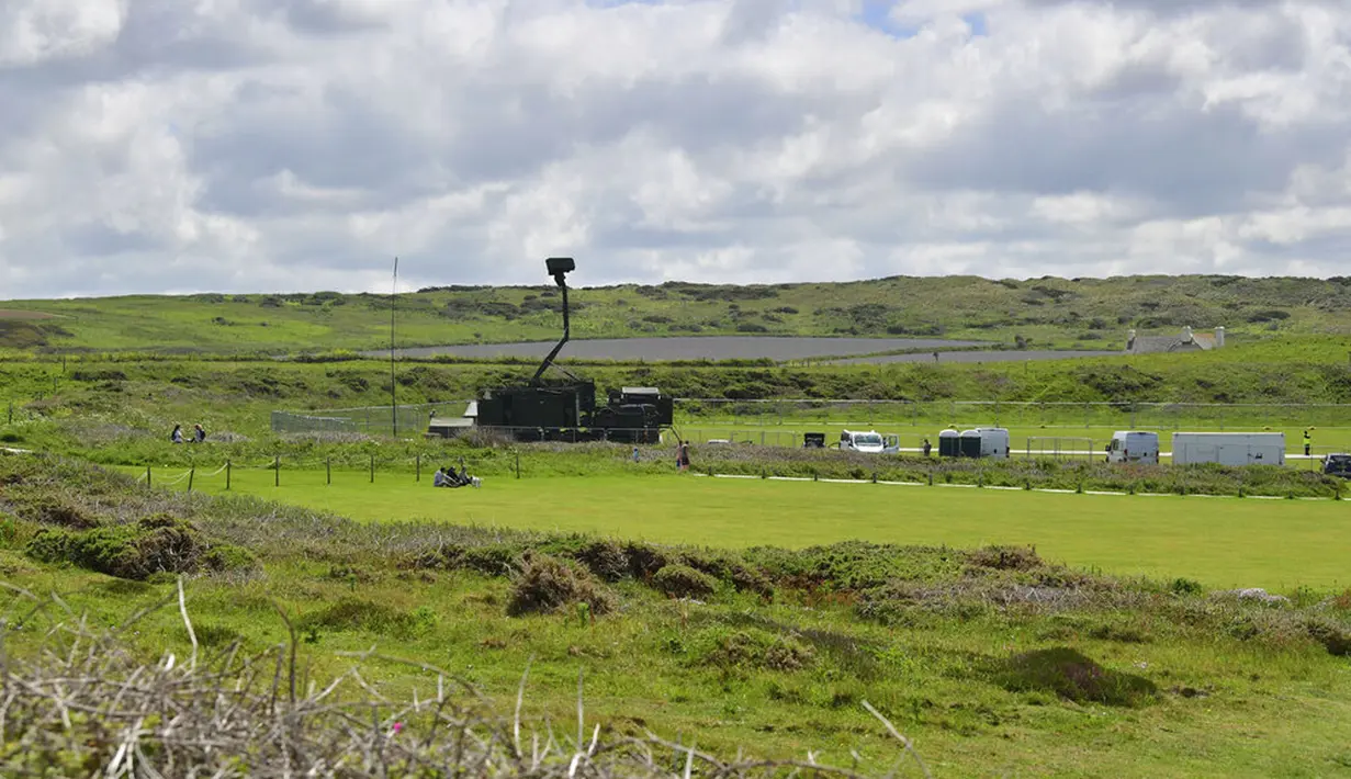 Stasiun radar bergerak didirikan menjelang KTT G7 di tempat parkir National Trust di Godrevy, dekat St Ives, Inggris, Selasa (8/6/2021). KTT G7 diperkirakan akan fokus pada pemulihan global dari pandemi dan komitmen untuk vaksinasi populasi global pada akhir 2022. (Ben Birchall/PA via AP)