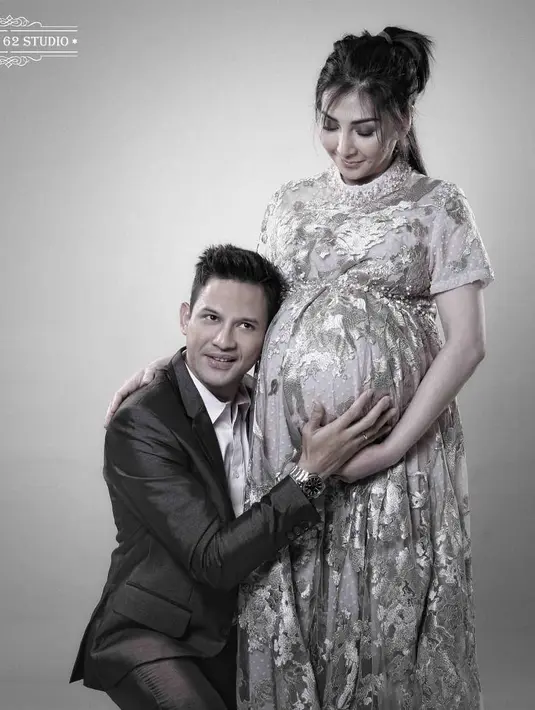 Pemotretan kehamilan pasangan ini terkesan sederhana. Meski demikian, terlihat bagus,elegan dan banjir pujian. (Instagram/malibu62studio)