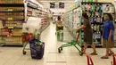 Warga berbelanja untuk kebutuhan bahan pokok akhir tahun di salah satu hypermarket, Jakarta, Sabtu (24/12/2022). Memasuki libur Natal dan Tahun Baru 2023, harga bahan pokok dan kebutuhan lainnya di supermarket masih stabil bahkan terdapat program promo. (merdeka.com/Imam Buhori)
