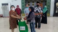 Penyerahan bantuan secara simbolis oleh pihak CIMB Manado didampingi Baznas Sulut untuk pedagang di Masjid Raya Achmad Yani Manado.