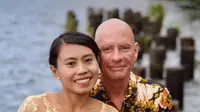 Potret sepasang suami-isteri yang menikah di luar negeri. (dok. @lilikhayes/Instagram/https://www.instagram.com/reel/Cv6JcQcOzW9/?igsh=ODZ0eWoyemZiaGds/Putri Astrian Surahman)
