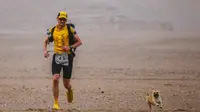 Seakan tak mau pergi, seekor anjing betina menguntit seorang pelari bernama Dion Leonard berlari selama 7 hari dan menempuh 250 kilometer. (Sumber Crowdfounder)