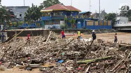 Sampah yang didominasi potongan bambu dan botol plastik menumpuk di Pintu Air Manggarai, Jakarta, Jumat (26/4). Sampah ini terbawa arus sungai Ciliwung akibat curah hujan yang tinggi di kawasan Bogor dan sekitarnya, Kamis (25/4). (Liputan6.com/Helmi Fithriansyah)