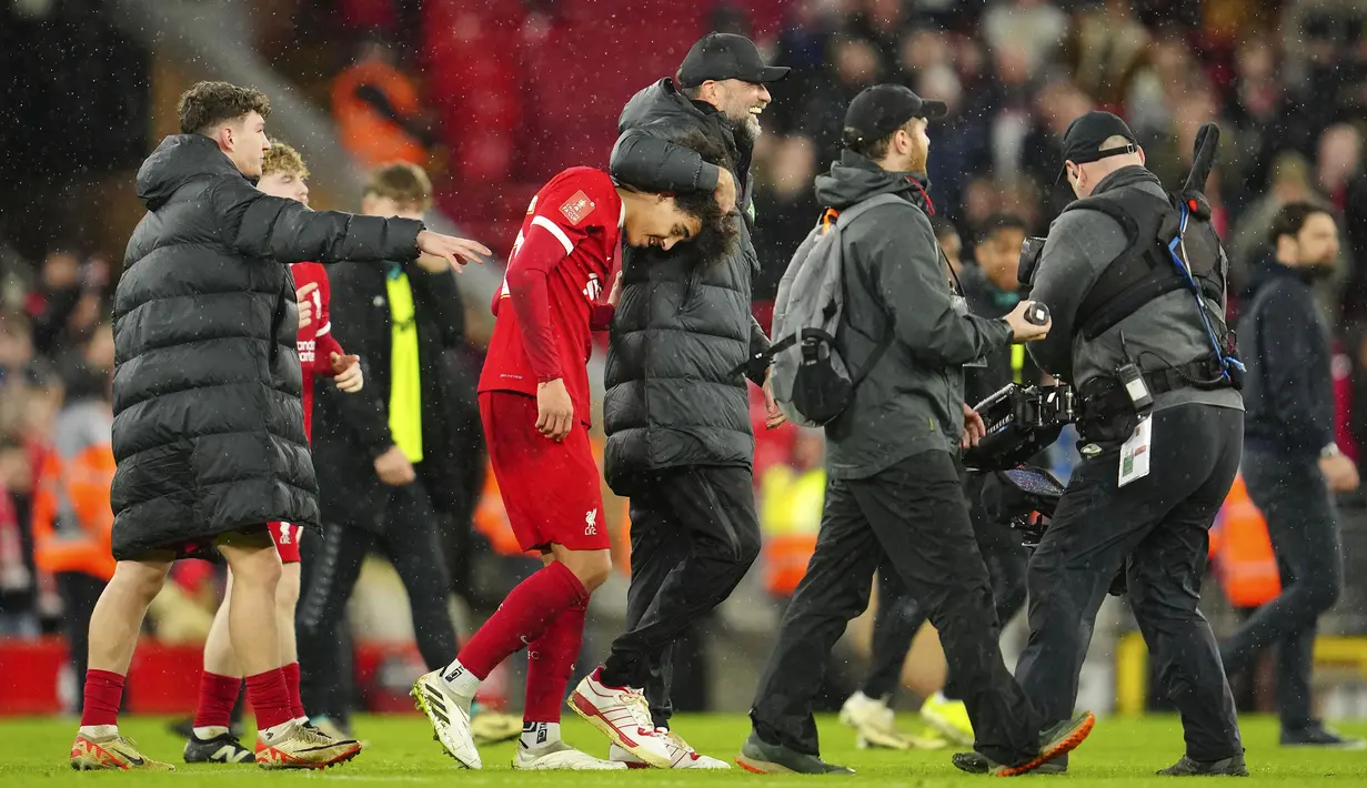 Pelatih Liverpool, Jurgen Klopp (kanan) merayakan kemenangan bersama pemainnya, Jayden Danns setelah laga putaran kelima Piala FA 2023/2024 melawan Southampton di Anfield, Liverpool, Inggris, Kamis (29/02/2024) WIB. (AP Photo/Jon Super)
