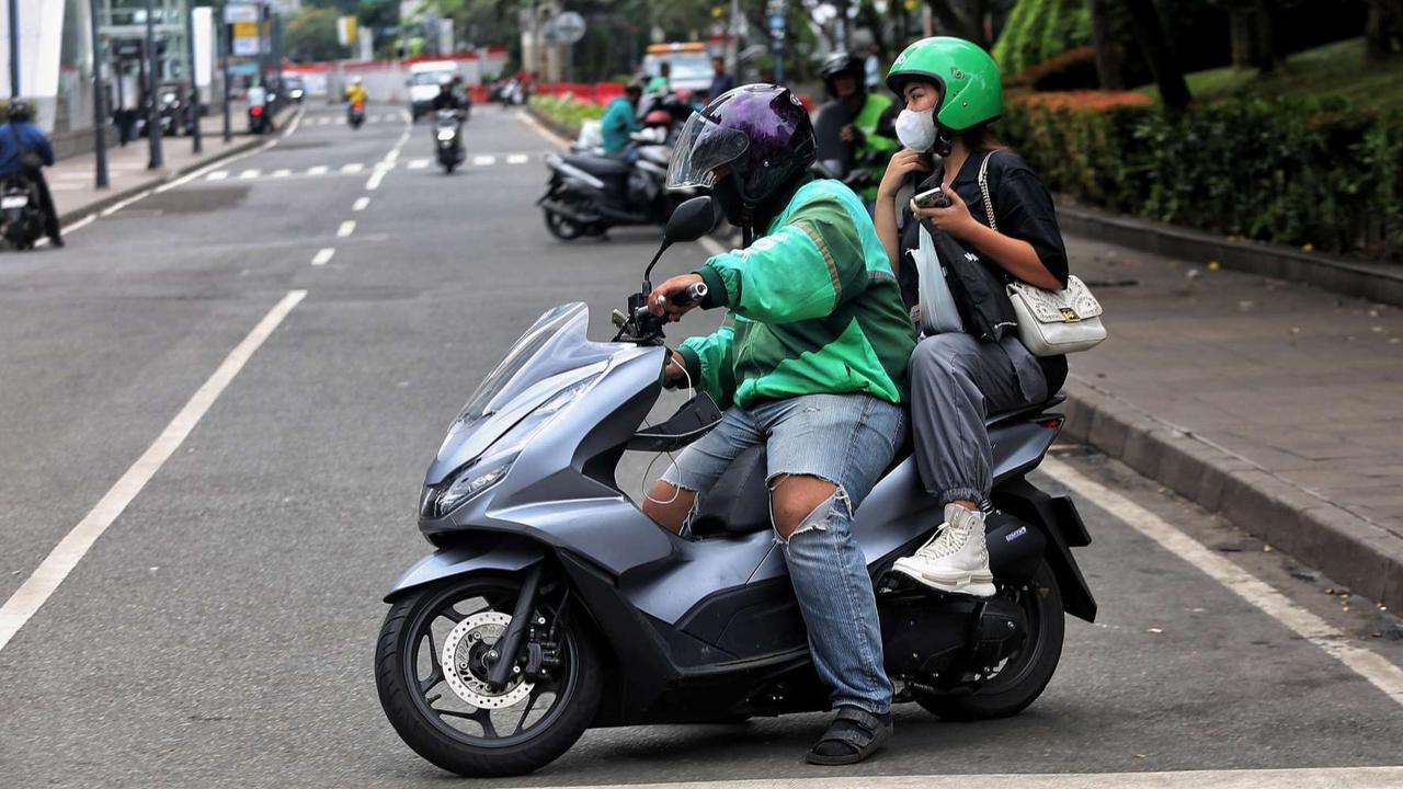 FOTO: Potret Driver Ojol Tetap Beroperasi di Tengah Demo Besar dan Mogok Massal