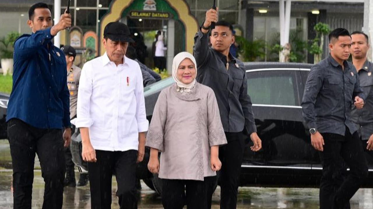 VIDEO: Senyum Manis Iriana Dampingi Jokowi Resmikan Jalan Tol di Aceh