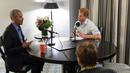 Mantan Presiden Amerika Serikat Barack Obama (kiri) ketika diwawancarai oleh Pangeran Harry dalam program Radio BBC 4 Today di London, Rabu (27/12). Pada wawancara tersebut Obama merasa tenang meninggalkan Gedung Putih. (AFP Foto / FAT / HO)