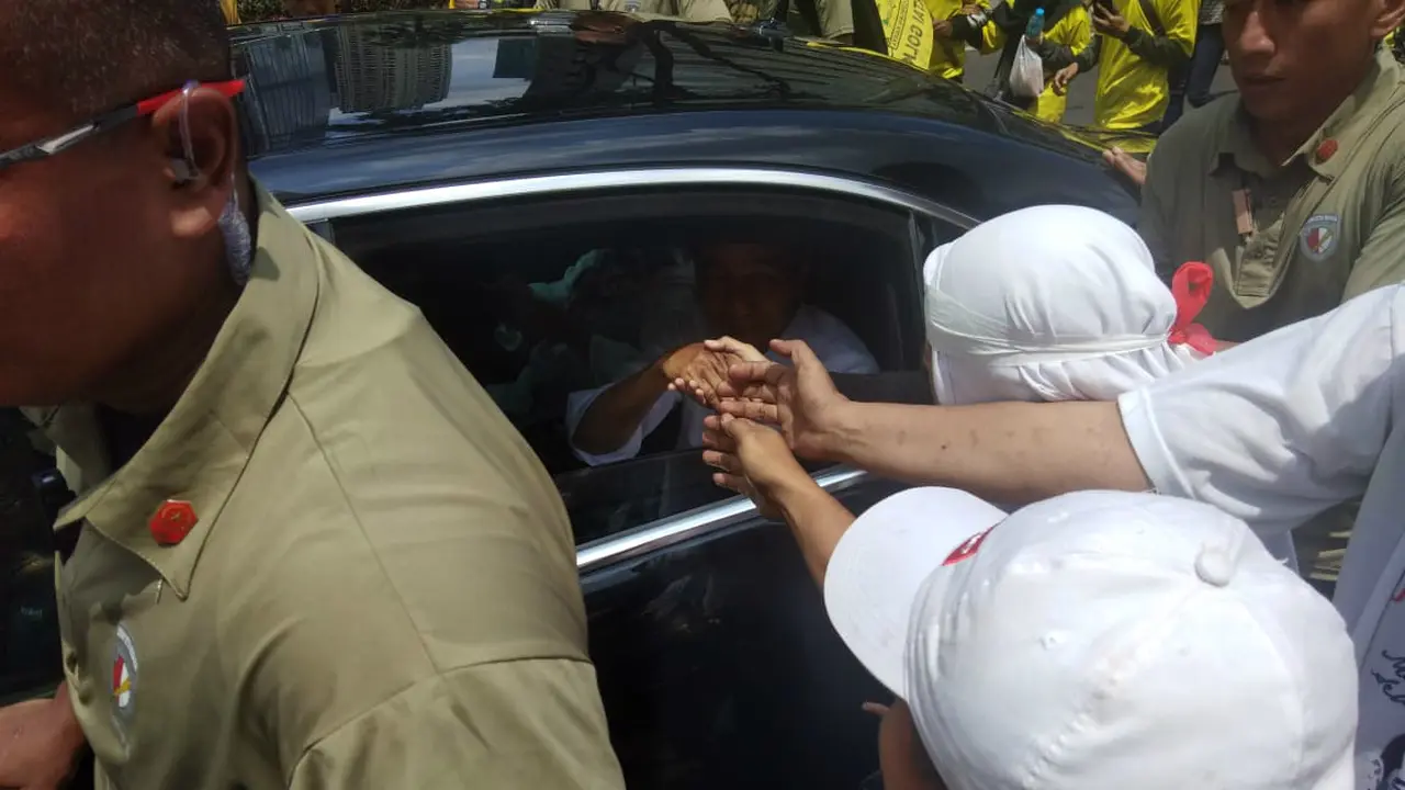 Capres Joko Widodo atau Jokowi tiba di GBK untuk menghadiri kampanye akbar.
