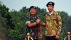 Presiden Joko Widodo dan Panglima TNI Jenderal Moeldoko  saat mengikuti upacara pengangkatan Presiden Jokowi sebagai warga kehormatan Pasukan khusus TNI di Markas Besar TNI Cilangkap, Jakarta Timur, Kamis (16/4/2015). (Liputan6.com/Yoppy Renato)