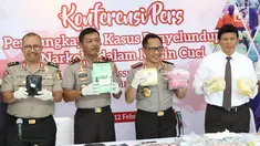 Kapolri Jenderal Tito Karnavian (dua kanan) didampingi Kapolda Metro Jaya Irjen Pol Idham Azis (dua kiri) mengangkat barang bukti narkoba selundupan asal Malaysia di Polda Metro Jaya, Jakarta, Senin (12/2). (Liputan6.com/Immanuel Antonius)