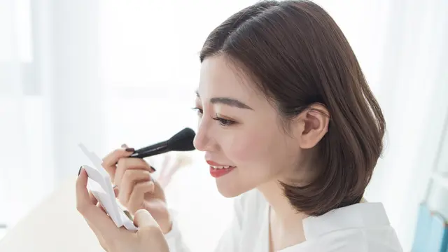 Anti Gagal, Begini Tips Menggunakan Blush On yang Nggak Bikin Wajah Menor untuk Pemula