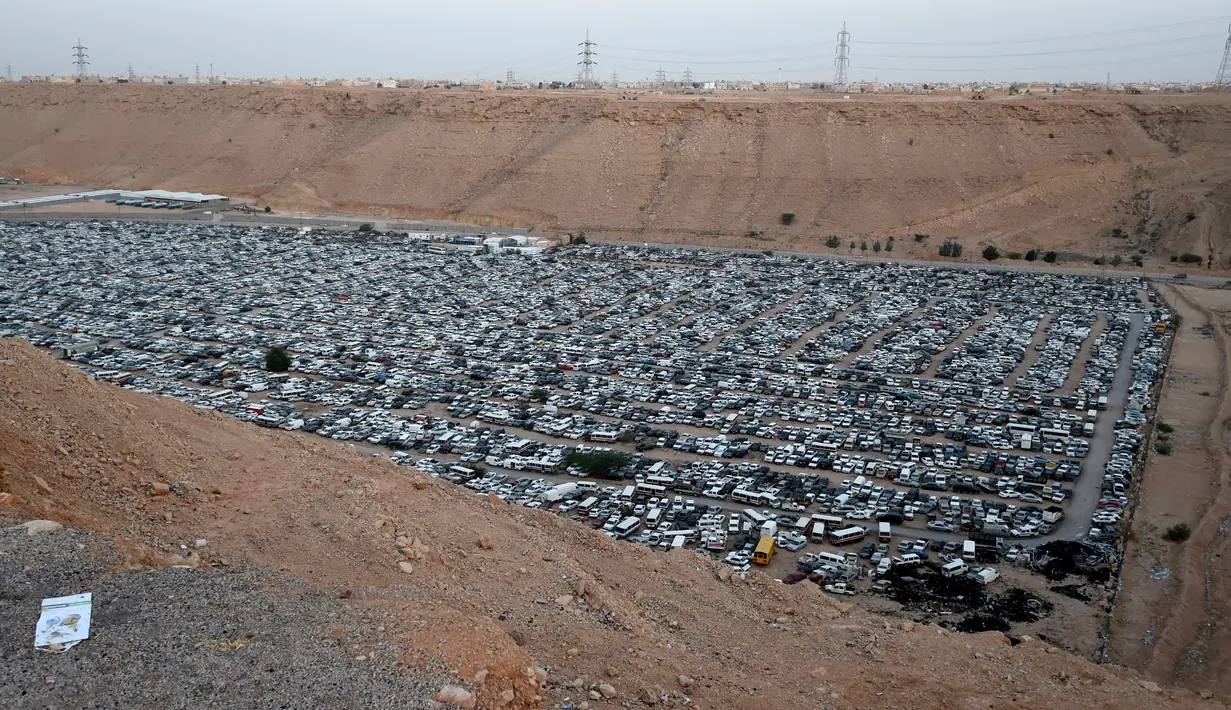 Pemandangan puluhan ribu mobil sitaan yang berada di penampungan Wadi Laban, Riyadh, Arab Saudi, 15 April 2016. Puluhan kendaraan ini disita oleh kepolisian Arab Saudi atas berbagai kasus pelanggaran lalu lintas. (Fayez NURELDINE/AFP)