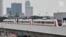 Rangkaian kereta ringan atau LRT rute Kelapa Gading-Velodrome melakukan uji coba, Jakarta, Senin (25/2). Pengoperasian LRT fase 1 rute Kelapa Gading-Velodrome molor dari jadwal yang direncanakan pada 25 atau 28 Februari 2019. (Merdeka.com/Iqbal S Nugroho)