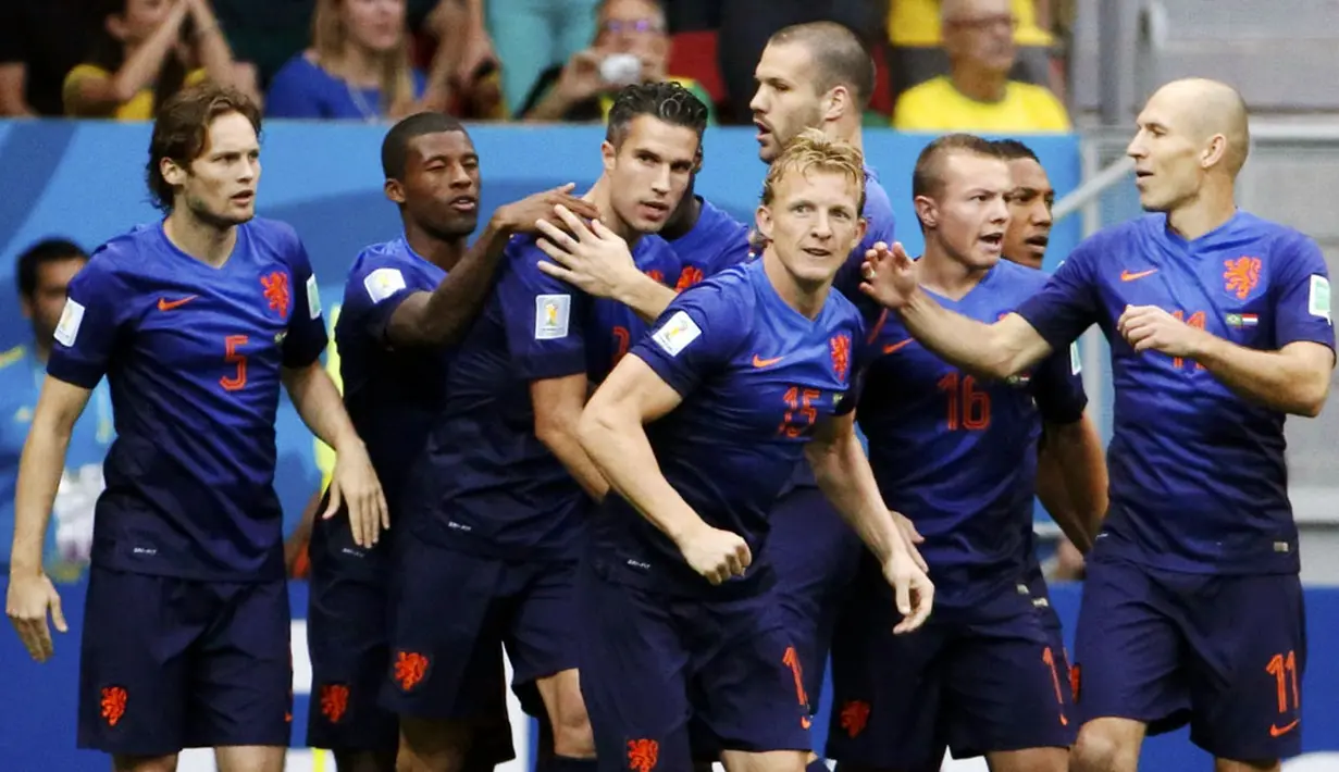 Pemain Timnas Belanda merayakan gol yang dicetak Robin van Persie (tengah) saat berlaga kontra Brasil di laga perebutan tempat ketiga Piala Dunia 2014 di Stadion Nasional Brasilia, (13/7/2014). (REUTERS/Jorge Silva) 