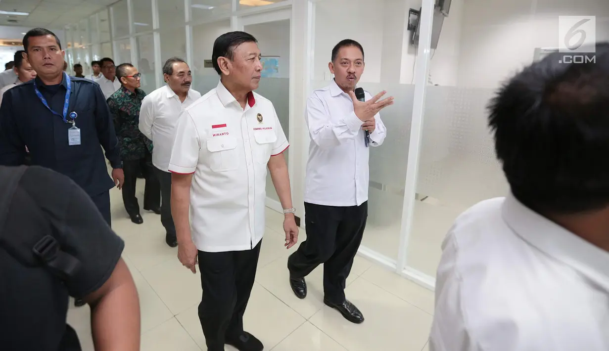 Menko Polhukam Wiranto mendengarkan penjelasan fasilitas gedung baru Lembaga Perlindungan Saksi dan Korban (LPSK) di Jakarta, Kamis (6/9). Dalam acara itu, Wiranto juga memberikan kompensasi ke korban tindak pidana terorisme. (Liputan6.com/Faizal Fanani)