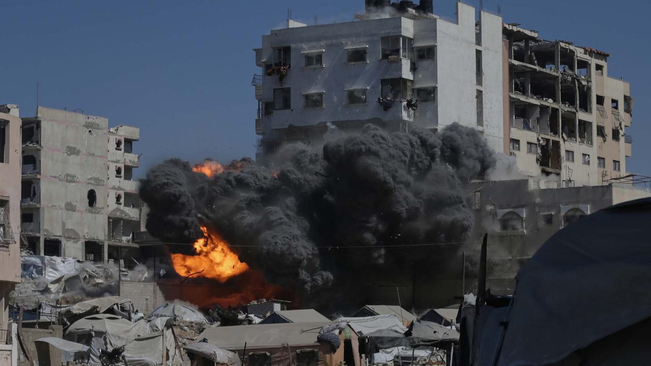 FOTO: Detik-detik Rudal Israel Hantam Gedung Bertingkat di Gaza, Warga Tetap Bertahan di Tengah Gempuran