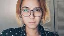 <p>Mengenakan kacamata dengan lensa bening dan bingkai tipis, penampilan Dinda Kanya Dewi ini cantik banget, ya? (Instagram/dindakanyaa)</p>