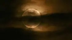 Bulan terlihat melalui awan saat gerhana bulan sebagian di Srinagar, India, Jumat (5/5/2023). Gerhana Bulan Penumbra akan muncul pada Jumat (5/5/) hingga Sabtu (6/5) dinihari. (TAUSEEF MUSTAFA / AFP)