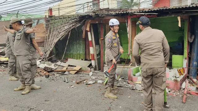 Satpol PP Kota Depok menertibkan bangunan liar di wilayah Harjamukti, Cimanggis, Depok.