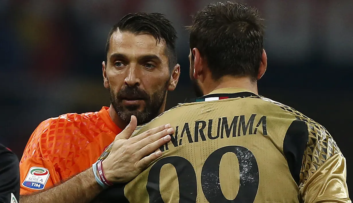 Kiper AC Milan Gianluigi Donnarumma berpelukan dengan kiper Juventus, Gianluigi Buffon usai pertandingan Liga Italia Serie A di stadion San Siro di Milan pada 22 Oktober 2016. (AFP Photo/Marco Bertorello)