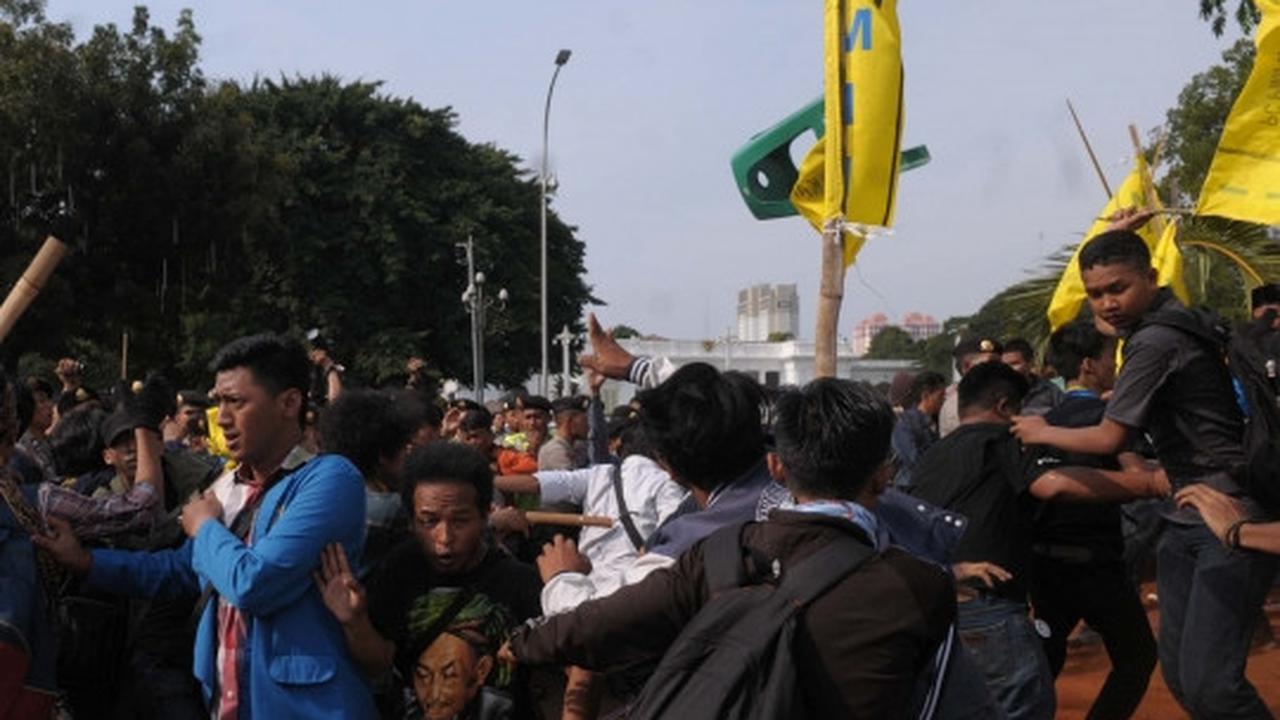 Demo setahun kinerja Jokowi-JK di Istana berujung bentrok