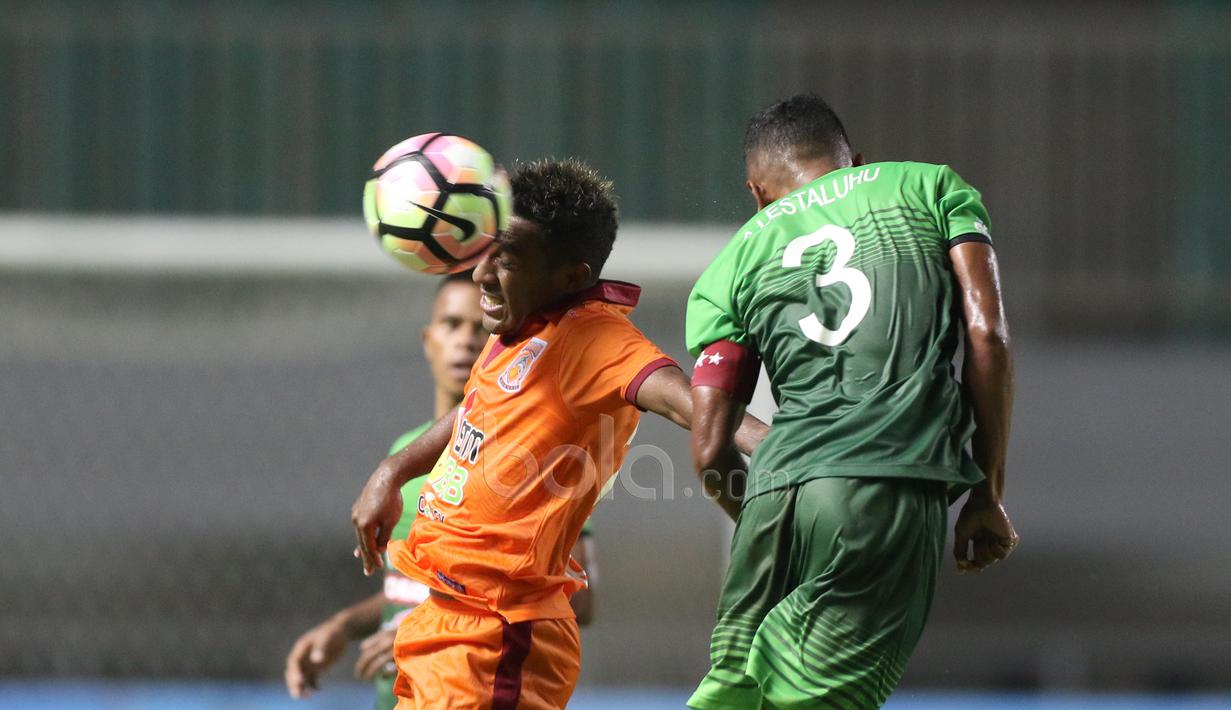 Aksi Pemain PS TNI, Abduh Lestaluhu (kanan) berduel dengan pemain Borneo FC, Terens Puhiri pada lanjutan Liga 1 2017 di Stadion Pakansari, Bogor, Senin (17/4/2017). PS TNI dan Borneo FC bermain imbang 2-2. (Bola.com/Nicklas Hanoatubun)