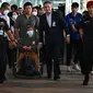 Keluarga-keluarga yang cemas berkumpul di bandara beberapa jam sebelum kedatangan pesawat yang membawa 41 warga Thailand. (Lillian SUWANRUMPHA / AFP)