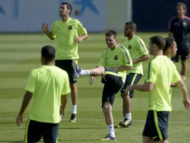 Pemain depan Barcelona, Lionel Messi (tengah), ikut dalam sesi latihan jelang berlaga kontra APOEL FC di St Joan Despi, (16/9/2014). (AFP PHOTO/Josep Lago)