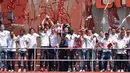 Selebrasi kemenangan pemain Arsenal usai merengkuh gelar juara Piala FA 2014 di luar stadion Emirates, London, (18/5/2014). (AFP PHOTO/Leon Neal)