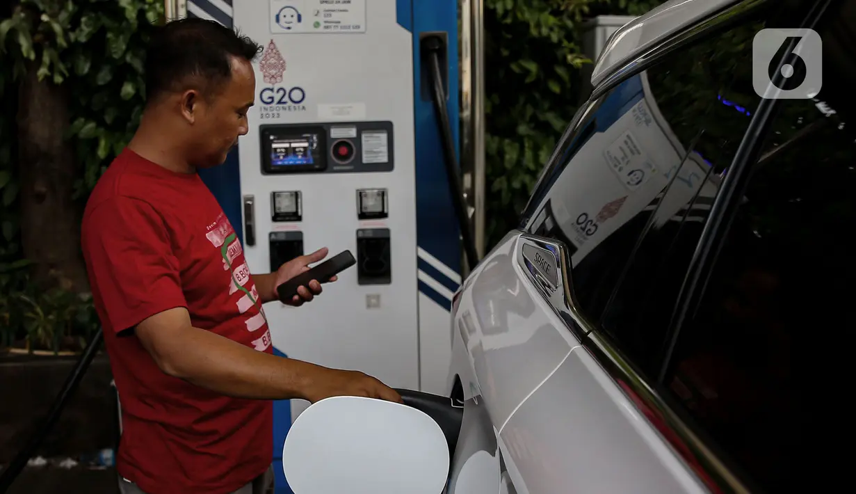 Lonjakan ini tercermin melalui konsumsi listrik pada Stasiun Pengisian Kendaraan Listrik Umum (SPKLU) yang meningkat 500 persen pada 2024 jika dibandingkan dengan periode yang sama pada tahun sebelumnya. (Liputan6.com/Angga Yuniar)