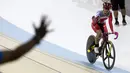 Penonton memberi apresiasi pada Delia Ayustina Priatna asal Indonesia yang bertarung di cabang balap sepeda trek nomor omnium putri pada Asian Games 2018 di Velodrome, Jakarta, Rabu (29/8/2018). (Bola.com/Peksi Cahyo)