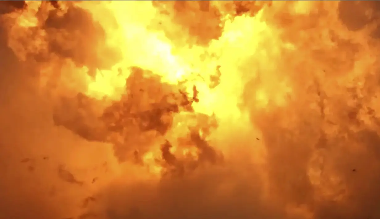 Gambar dari video SpaceX ini menunjukkan prototipe roket Starship SN8 milik SpaceX meledak saat melakukan pendaratan usai menyelesaikan uji terbang di fasilitas perusahaan di Boca, Chica, Texas pada Rabu (9/12/2020). Ledakan imemicu bola api raksasa ke udara di sekitar area uji coba. (SpaceX via AP)
