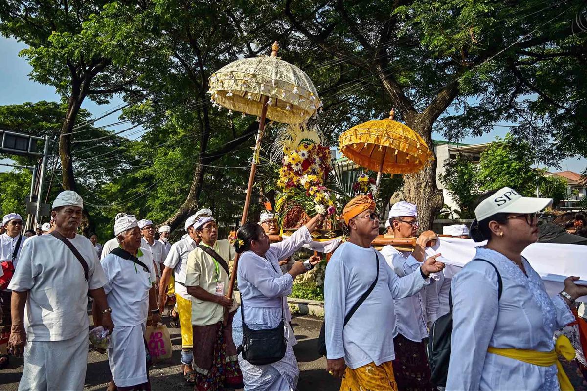 FOTO: Umat Hindu Gelar Ritual Melasti di Pantai Kenjeran Surabaya