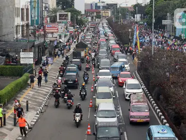 Situasi arus lalu lintas di sebagian Jalan Margonda Raya, kota Depok, Jawa Barat saat penerapan sistem lawan arah atau contraflow, Minggu (4/5/2025). (Liputan6.com/Herman Zakharia)