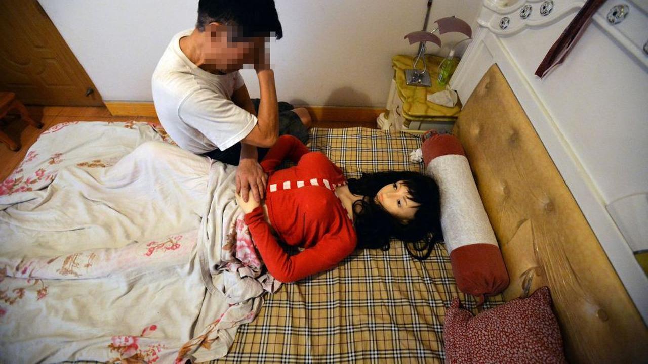 Pria 70 Tahun Pilih Boneka Seks Untuk Gantikan Mendiang Istri 