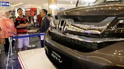 Pengunjung melihat pameran mobil Honda di Summarecon Mal Serpong, Tangerang, Minggu (29/11/2015). Pameran yang digelar Honda Jakarta Center bertajuk Honda Kemilau (Kemeriahan Spesial Akhir Tahun). (Liputan6.com/Fery Pradolo)