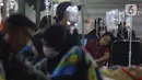 Korban gempa menjalani perawatan di RSUD Sayang, Kabupaten Cianjur, Jawa Barat, Senin (21/11/2022). Data BNPB mencatat, hingga pukul 19.34 WIB sebanyak 62 warga menjadi korban meninggal dunia dan 25 orang tercatat masih tertimbun reruntuhan akibat gempa dengan kekuatan 5,6 SR di Kabupaten Cianjur. (Liputan6.com/Herman Zakharia)
