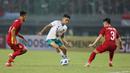 Pemain Timnas Indonesia U-19, Marselino Ferdinan (tengah) berusaha melewati hadangan pemain Vietnam saat laga Grup A Piala AFF U-19 2022 di Stadion Patriot Candrabhaga, Bekasi, Jawa Barat, Sabtu (2/7/2022). (Bola.com/Ikhwan Yanuar)