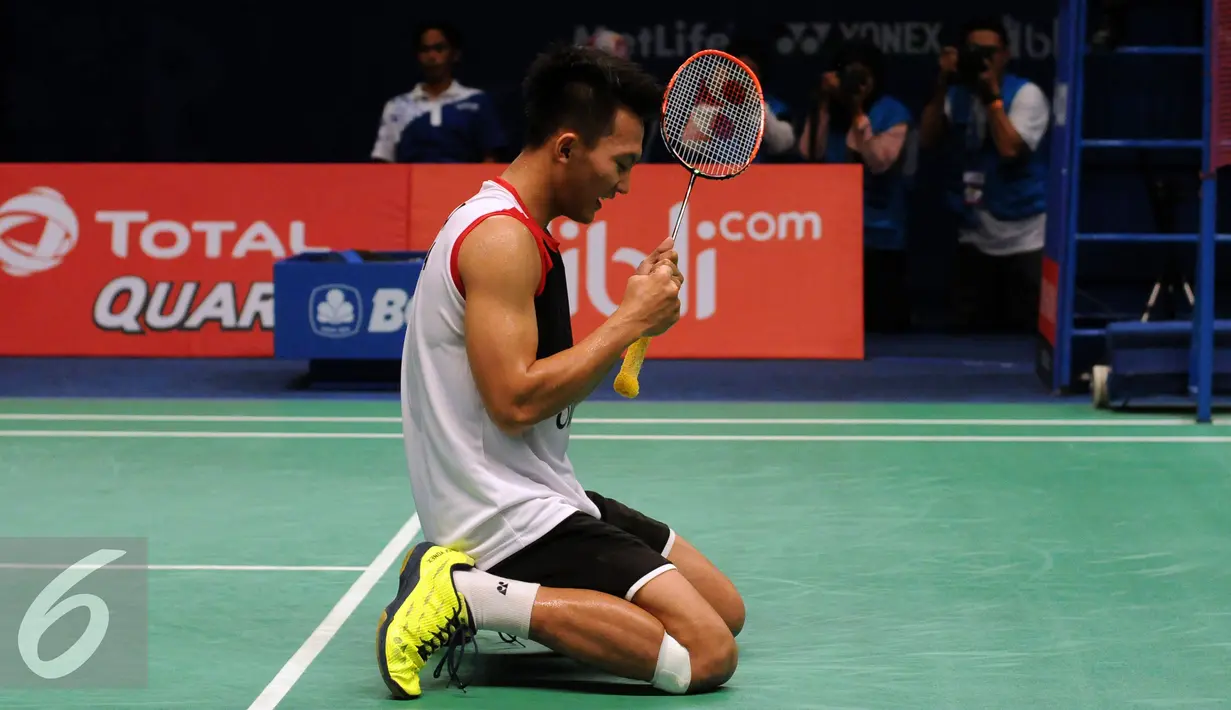 Tunggal putra Indonesia, Ihsan Maulana Mustofa merayakan kemenangan atas Huang Yuxiang (Tiongkok) di babak kedua BCA Indonesia Open 2016, Jakarta, Kamis (2/6/2016). Ihsan menang dua set langsung 21-18, 21-15. (Liputan6.com/Helmi Fithriansyah)