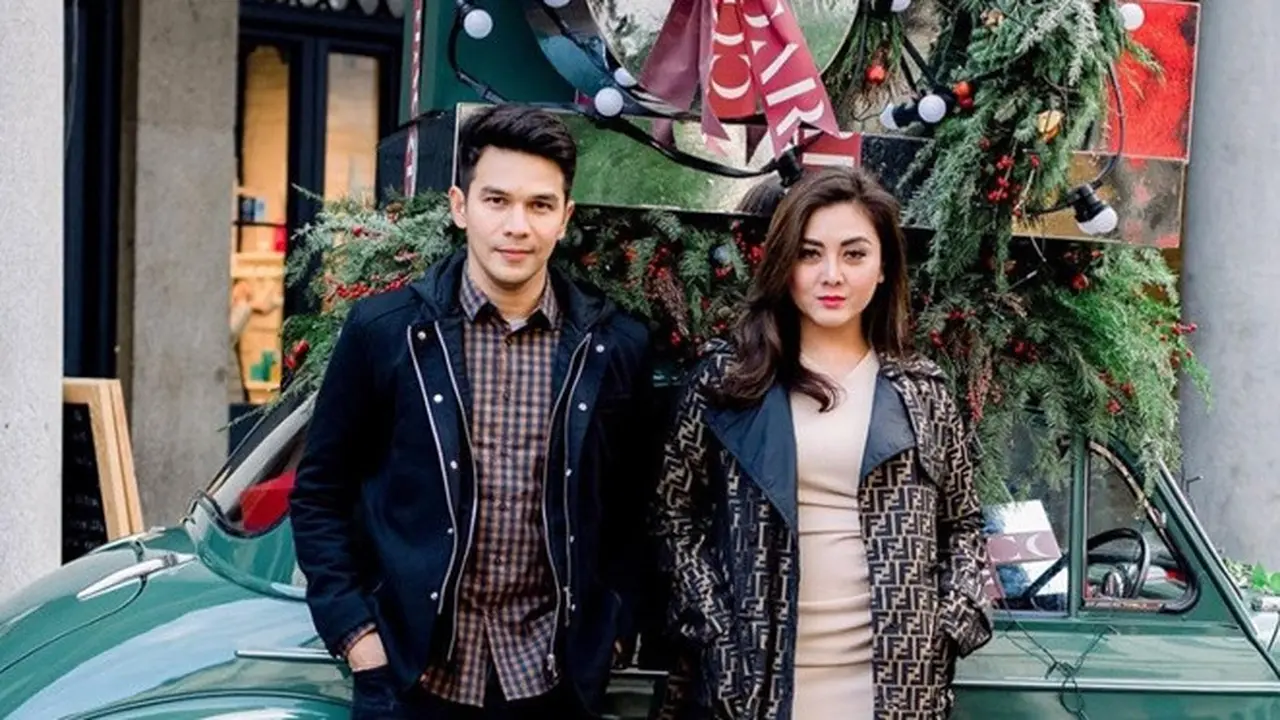 Dikabarkan Akan Bercerai, Ini 6 Potret Kebersamaan Jonathan Frizzy dan Sang Istri