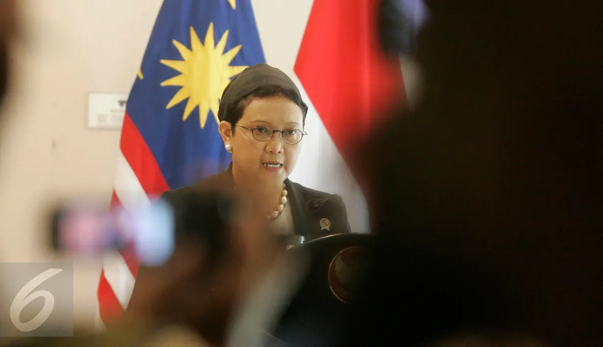 Menlu RI Retno Marsudi memberikan keterangan usai pertemuan trilateral di Gedung Agung Yogyakarta, Kamis (5/5). Indonesia, Malaysia dan Filipina menggelar pertemuan membahas keamanan maritim antara ketiga negara. (Boy Harjanto)