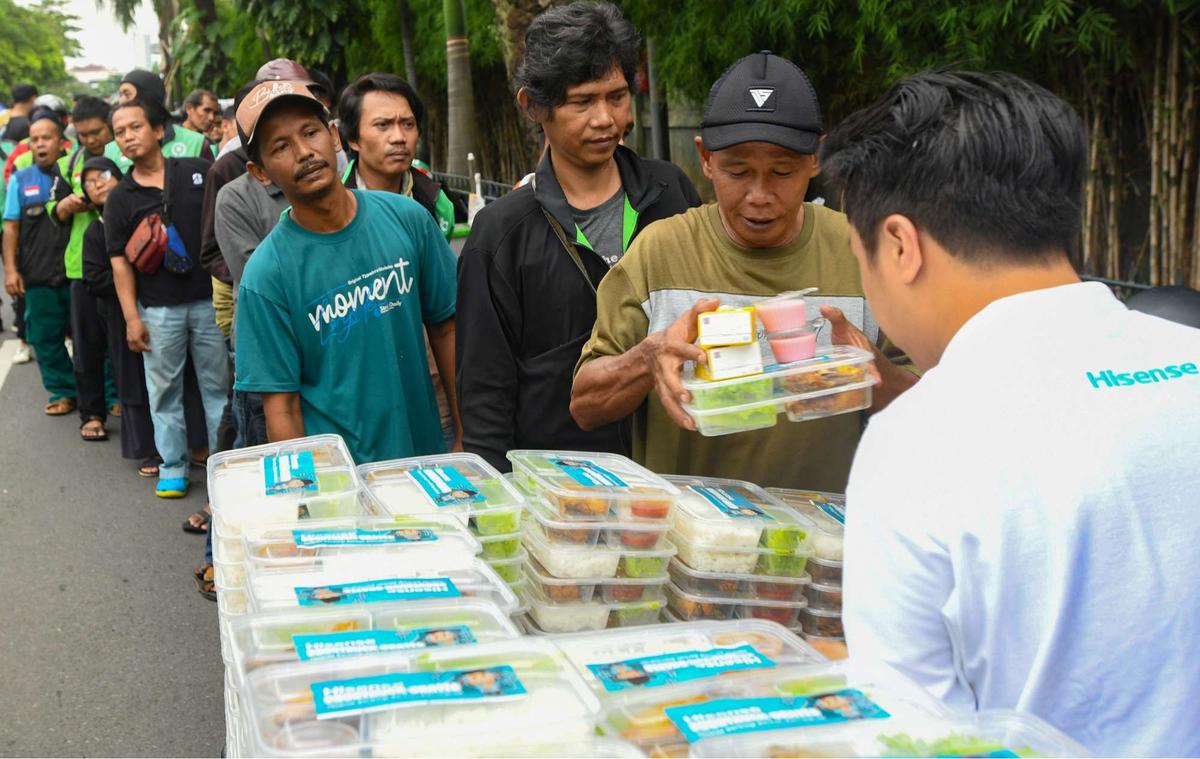 Ratusan warga antre takjil gratis