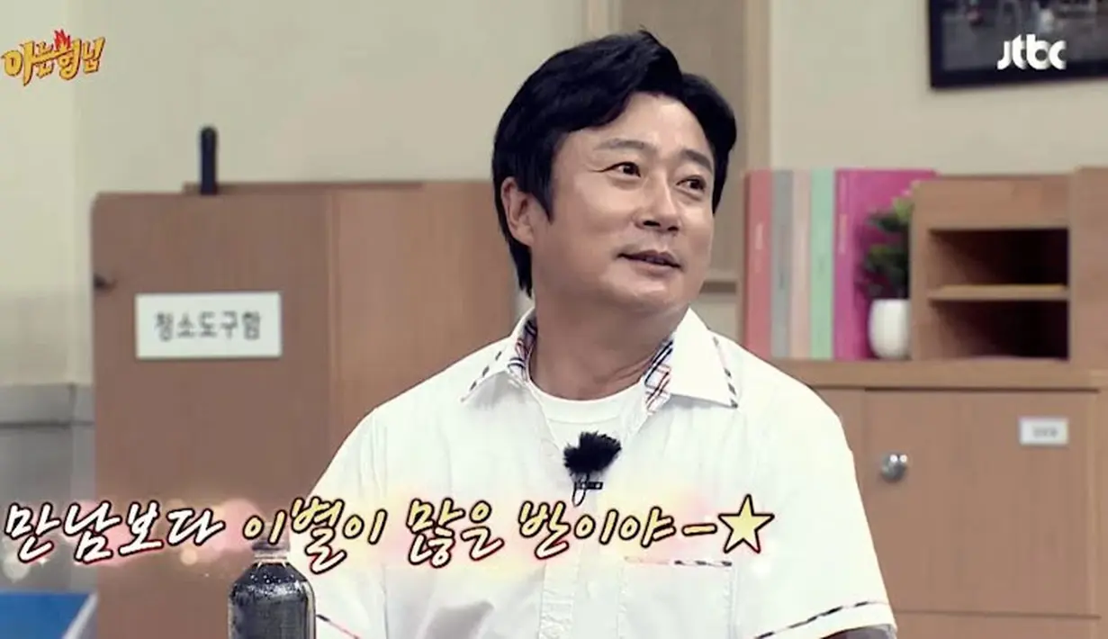 "Mengapa kamu terlihat sangat pucat. Mengubah gaya rambut berarti telah terjadi perubahan hati. Kamu tidak boleh lemah," ujar Lee Soo Geun kepada Heechul, dikutip dari Koreaboo, Minggu (19/7).