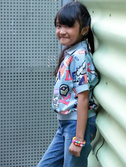 "Awalnya abang yang mau ikut (audisi SUCA 3), terus Karin juga ikut. Awalnya mamah gak izinin dan Karin tetep mau jadi mamah kasihan dan bikin materinya pagi-pagi," tutur Karin. (Deki Prayoga/Bintang.com)