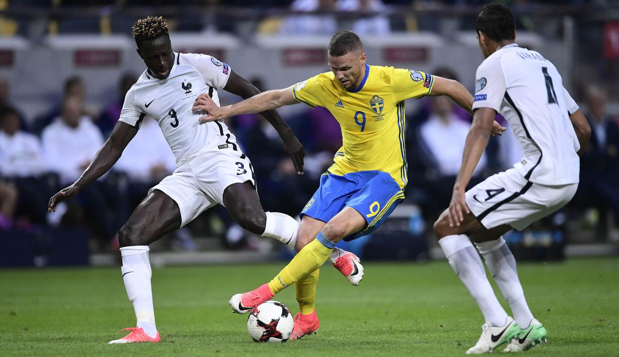 Striker Swedia, Marcus Berg, berusaha melewati hadangan pemain Prancis pada laga kualifikasi Piala Dunia 2018 di Stadion Friends Arena, Solna, Jumat (9/6/2017). Swedia menang 2-1 atas Prancis. (AP/Marcus Ericsson)