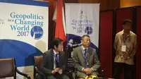 Profesor Satoru Mori (duduk, kiri) dan Yang Yi (duduk, kanan) pada konferensi pers Jakarta Geopolitical Forum 2017 (Rizki Akbar Hasan/Liputan6.com)