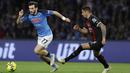 Pemain Napoli, Khvicha Kvaratskhelia menggiring bola dibayangi pemain AC Milan, Rade Krunic pada laga pekan ke-28 Liga Italia 2022/2023 yang berlangsung di Stadio Diego Armando Maradona, Senin (03/04/2023) dini hari WIB. AC Milan menang dengan skor 4-0. (AP Photo/LaPresse/Alessandro Garofalo)