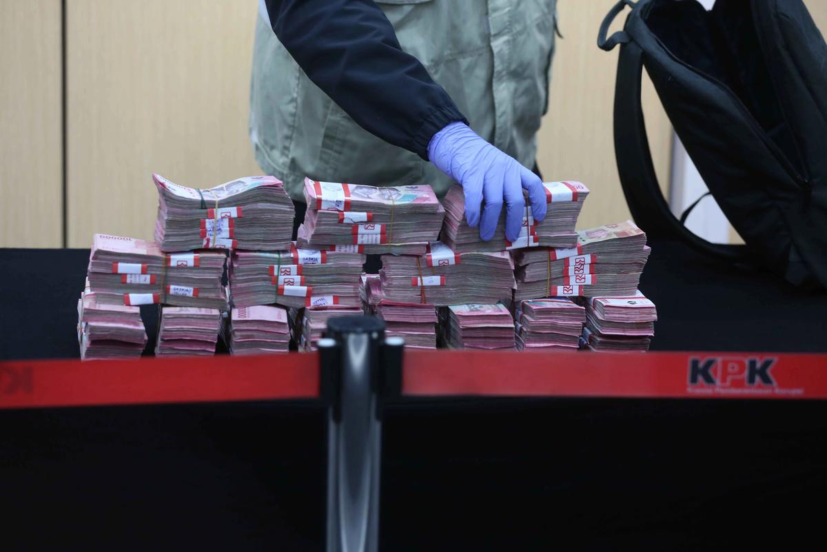 FOTO: FOTO KPK Tunjukkan Barang Bukti Uang 850 Juta Hasil OTT Ketua PN Depok