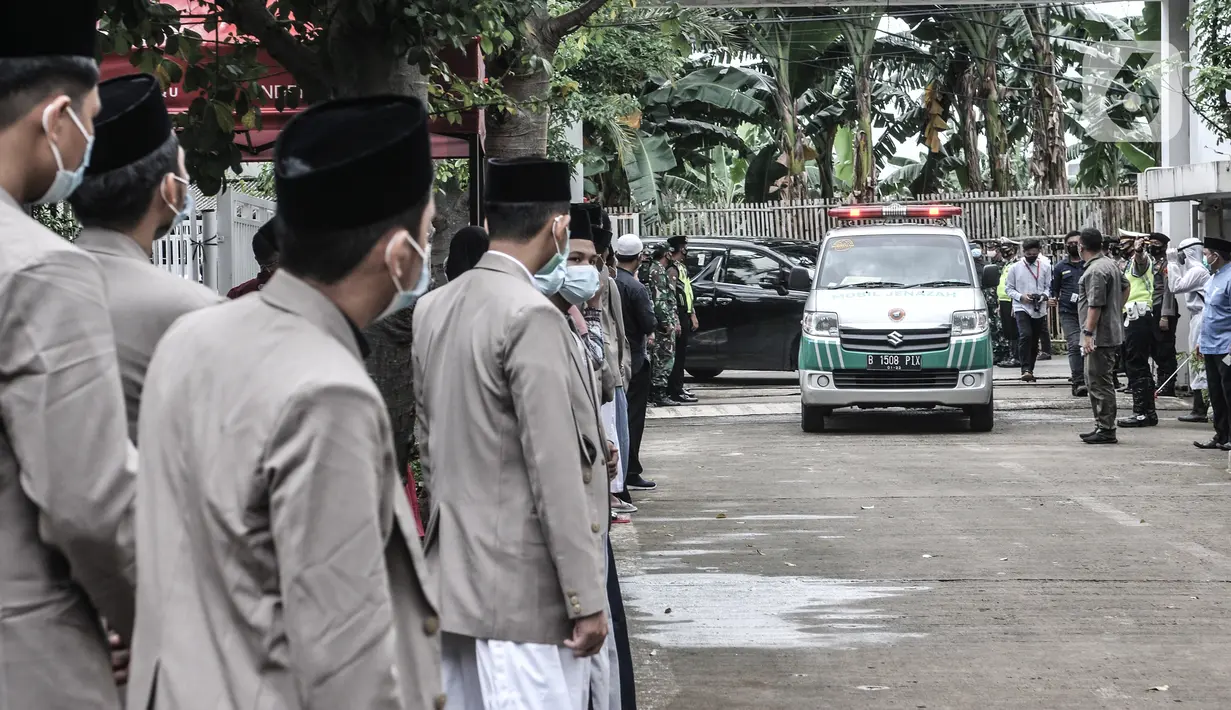 Santri dan kerabat saat menyambut kedatangan ambulans yang membawa jenazah Ustaz Maaher At-Thuwalibi untuk dimakamkan di kompleks Pondok Pesantren Daarul Quran, Cipondoh, Tangerang, Banten, Selasa (9/2/2021). (merdeka.com/Iqbal S. Nugroho)